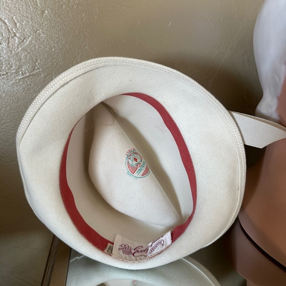 STYLISH DESIGNER 1960s' OFF WHITE FEDORA + GROSGRAIN TRIM + FEAHTERS - Picture 9 of 11